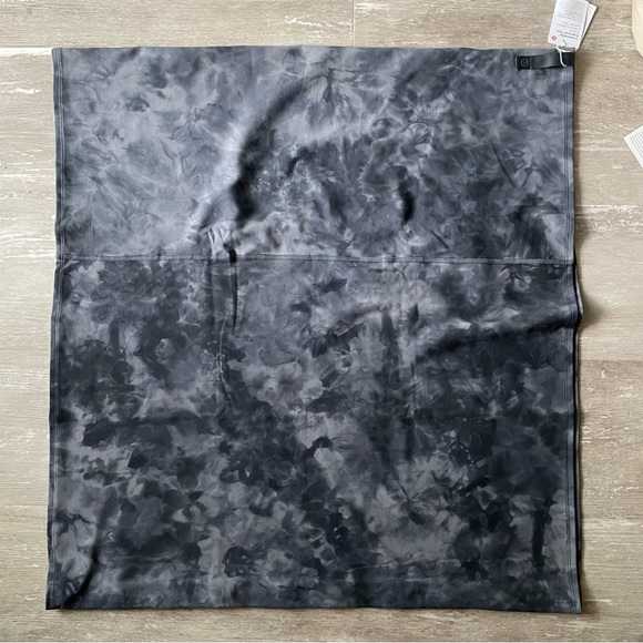 Lululemon Customizable Snap Scarf - Diamond Dye Pitch Grey Graphite Grey - Picture 3 of 5